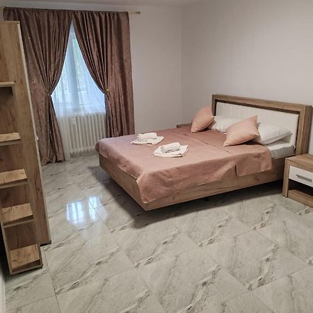 Garsoniera G3 Apartman Craiova Kültér fotó