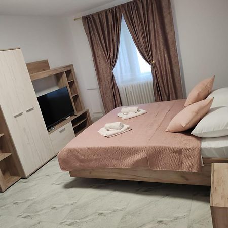 Garsoniera G3 Apartman Craiova Kültér fotó