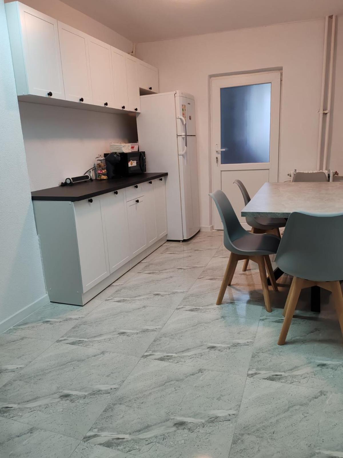 Garsoniera G3 Apartman Craiova Kültér fotó