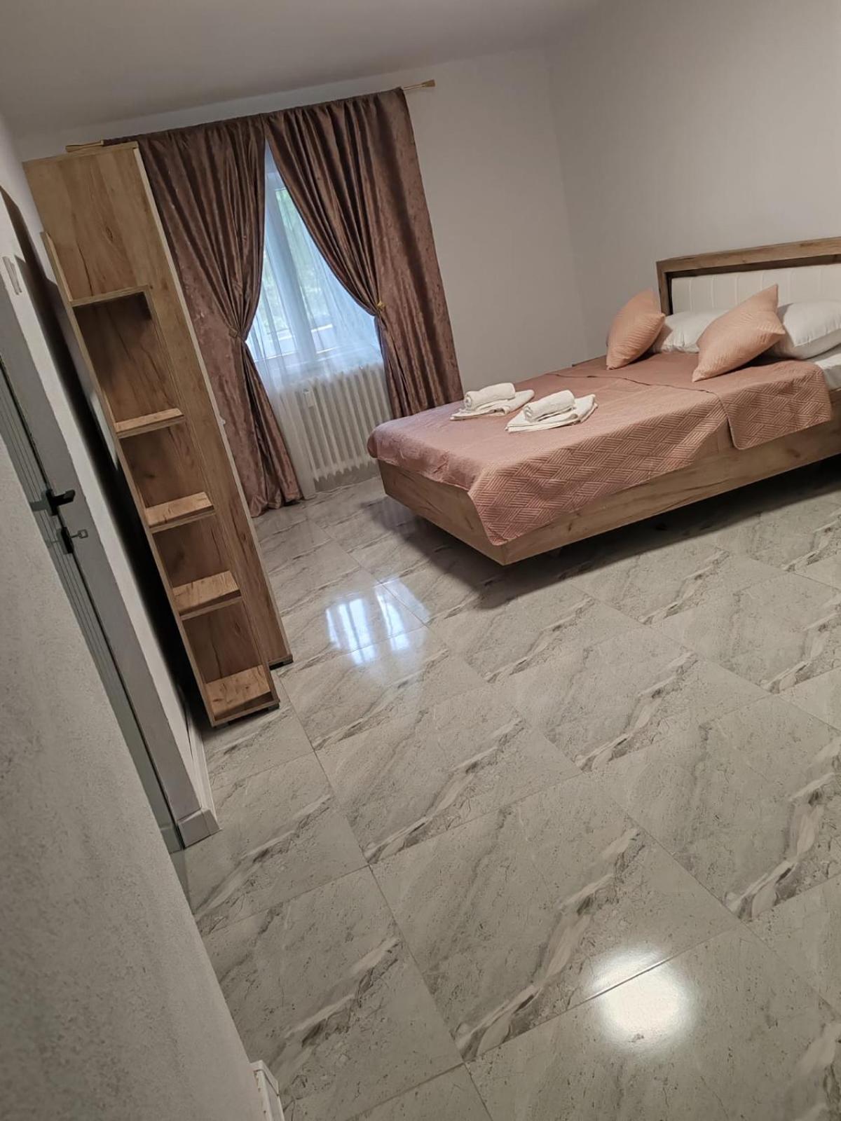Garsoniera G3 Apartman Craiova Kültér fotó