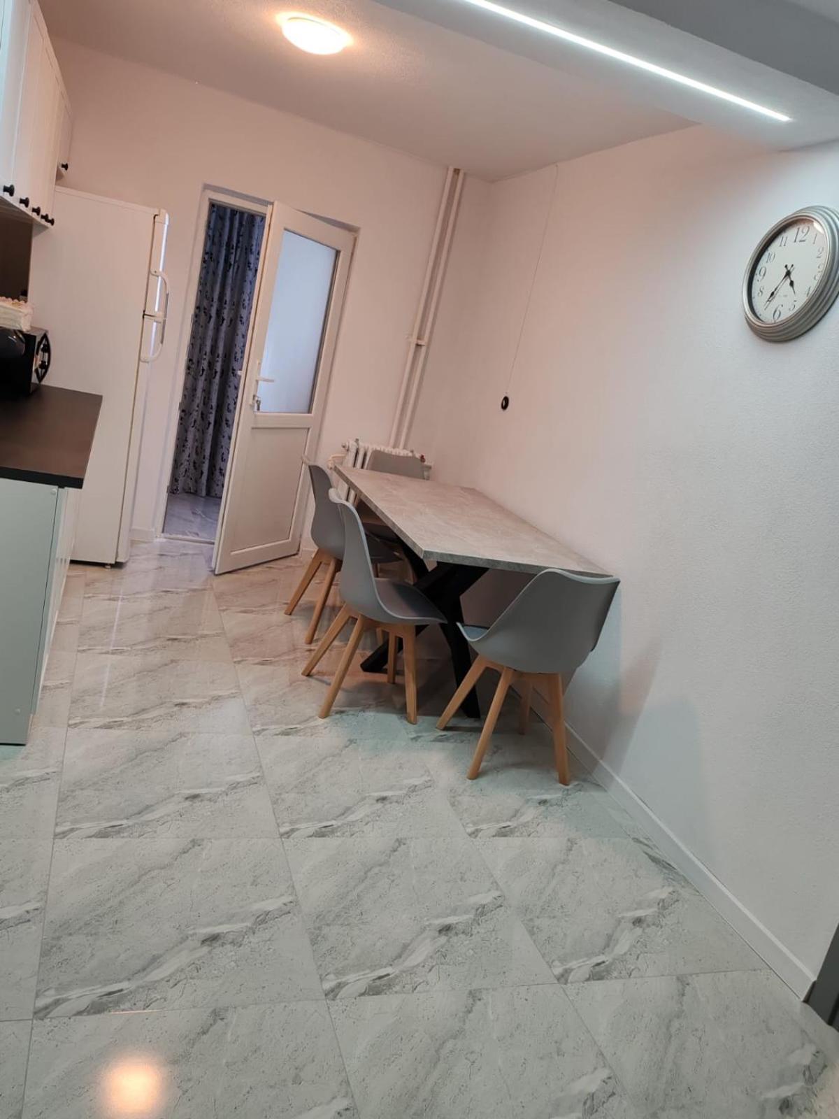 Garsoniera G3 Apartman Craiova Kültér fotó