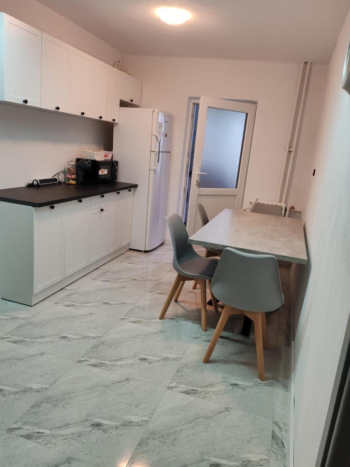 Garsoniera G3 Apartman Craiova Kültér fotó
